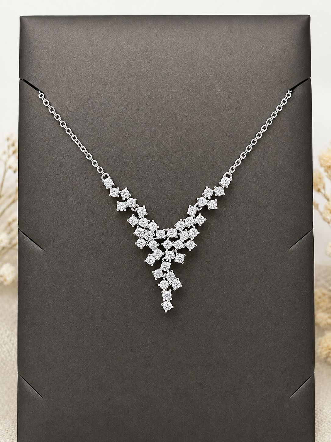 Luxueuze zilveren ketting met prachtige V-vorm cluster vol sprankelende zirkonia's voor een glamoureuze statementlook