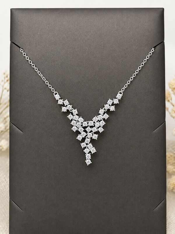 Luxueuze zilveren ketting met prachtige V-vorm cluster vol sprankelende zirkonia's voor een glamoureuze statementlook