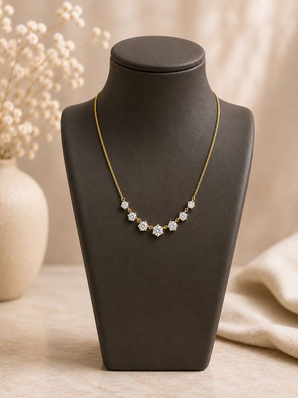 Elegante ketting met zeven sprankelende zirkonia's die soepel en flexibel met de hals meevallen