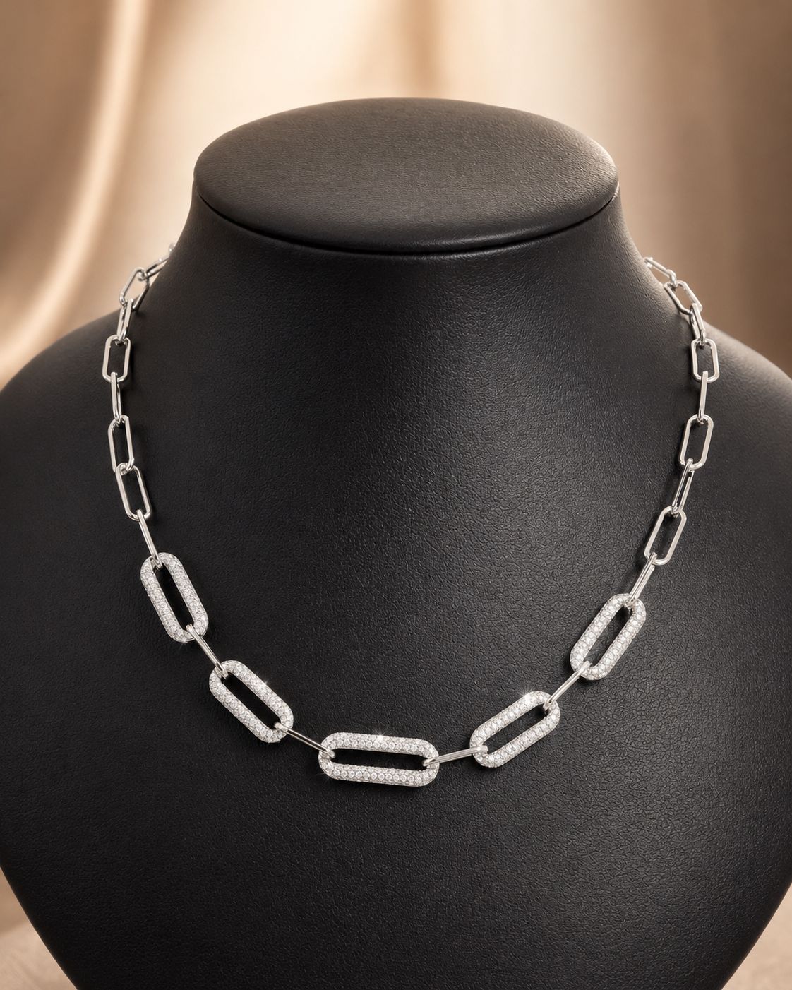 Verfijnde ketting met centraal pavé bezette schakels die zorgen voor een sprankelende uitstraling