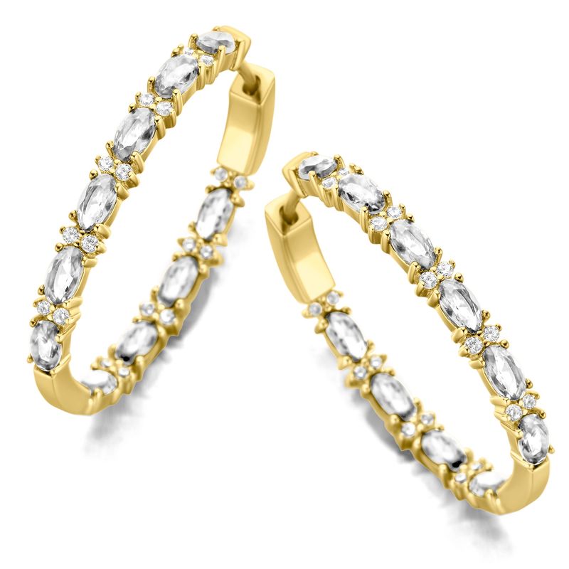 Stijvolle oorbellen, bezet met fonkelende steentjes voor elegantie en luxueuse uitstraling.