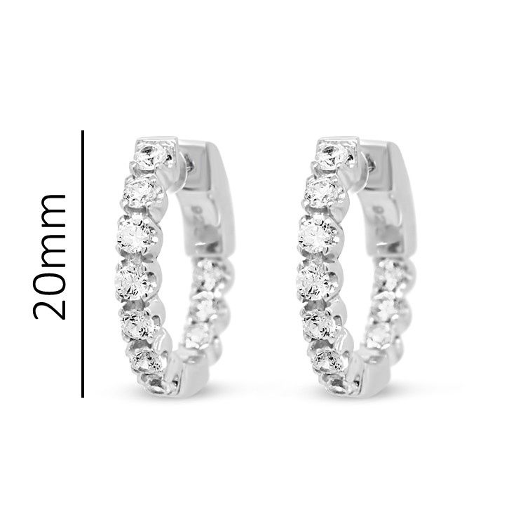 Elegante zilveren oorbellen, bezet met fonkelende steentjes die elke outfit sparkle geven.