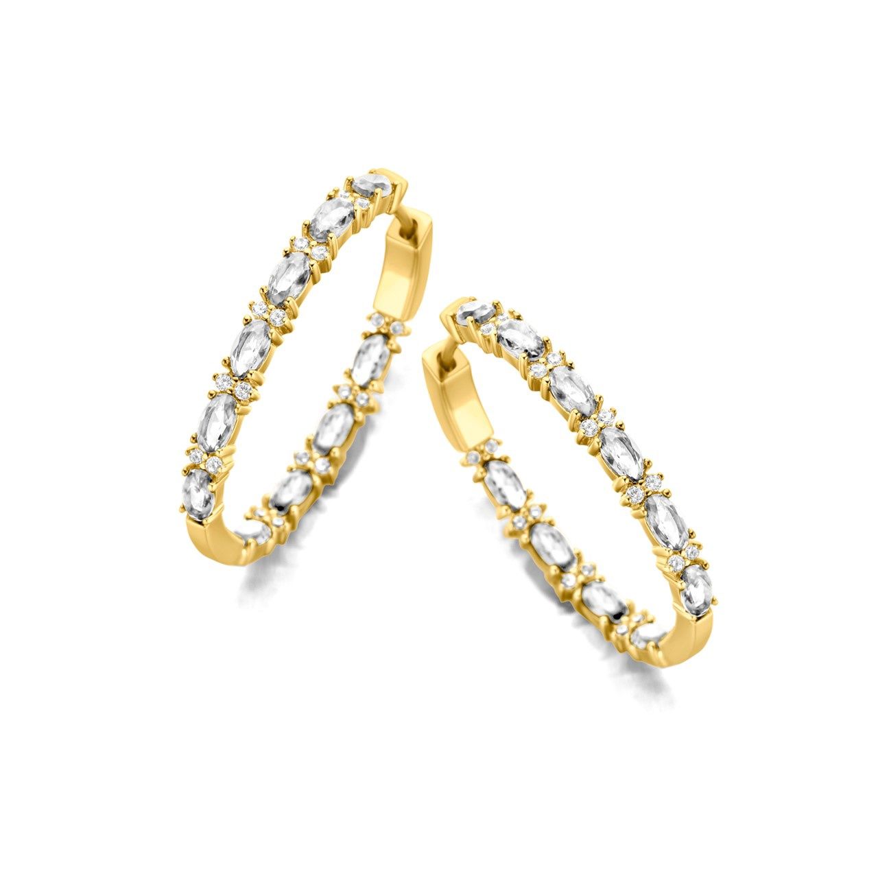 Stijvolle oorbellen, bezet met fonkelende steentjes voor alledaagse elegantie en luxueuze uitstraling.