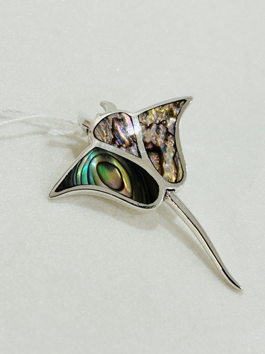 Hanger Mantarog in zilver met abalone schelp.