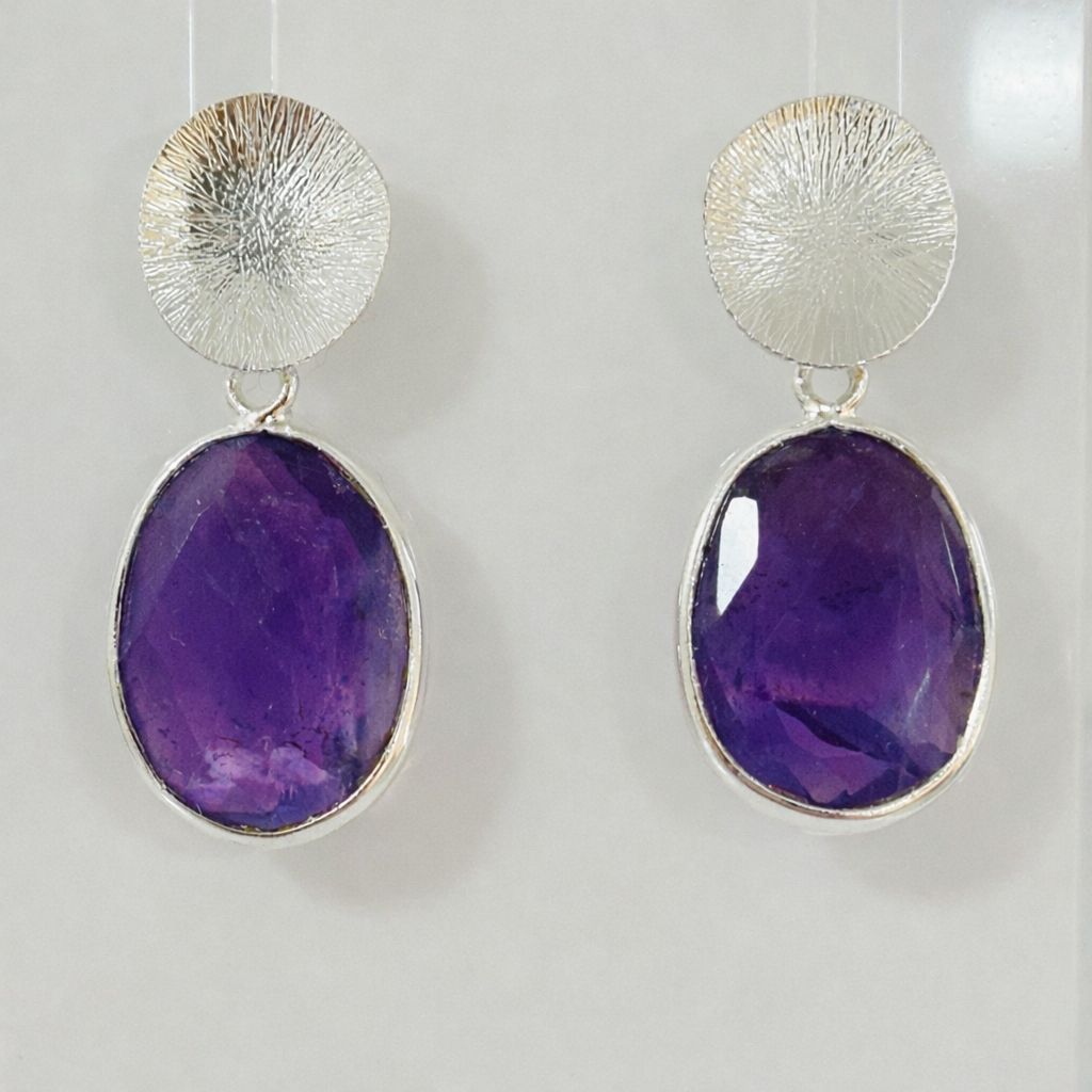 Hangoorbellen, zilveren geborstelde oorsteker met ovalen amethist hangertje