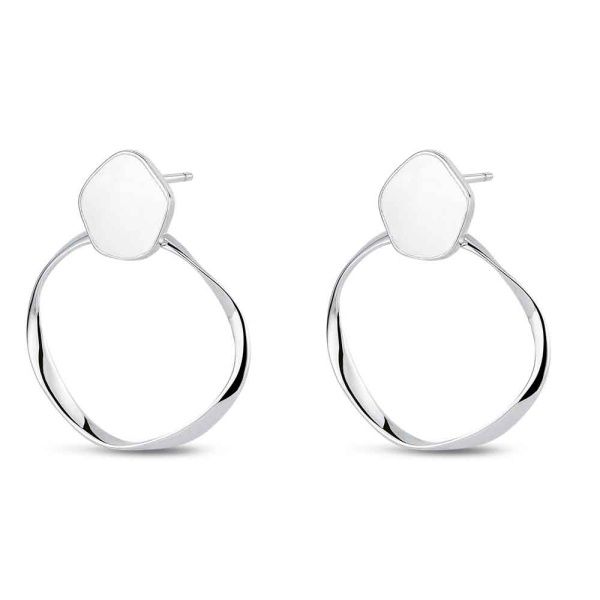 Oorbellen stekers met hangende cirkel aan.