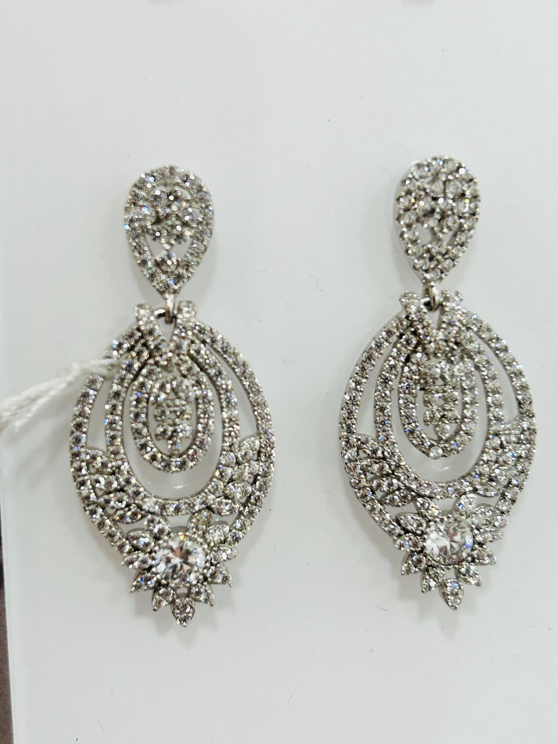 Oorbellen stekers met sierlijke ovaal vol zirkonen