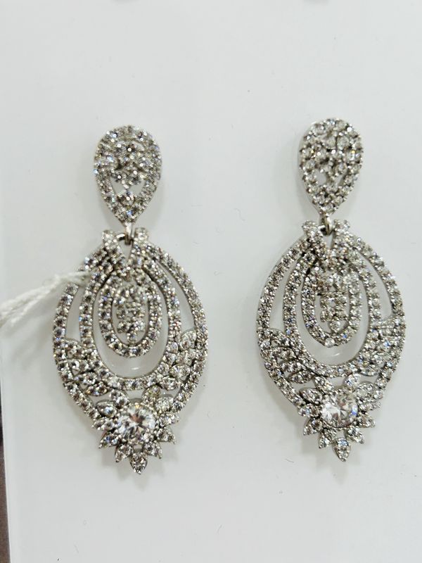 Oorbellen stekers met sierlijke ovaal vol zirkonen