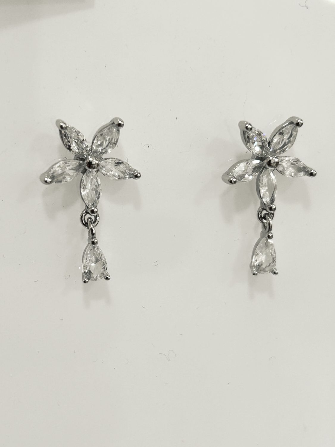 Oorbellen stekers bloemgevormde zirkonen met speels hangend steentje