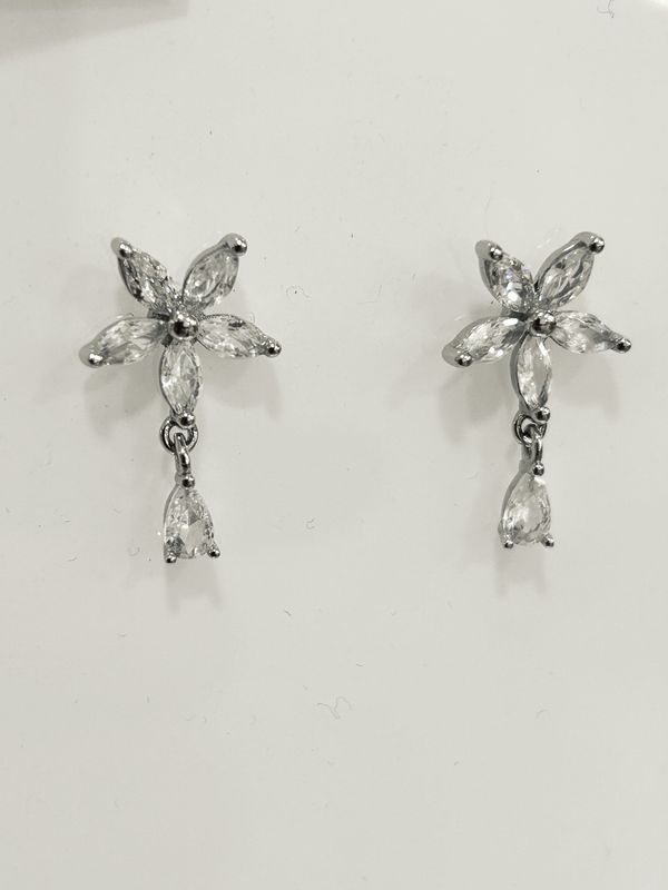 Oorbellen stekers bloemgevormde zirkonen met speels hangend steentje