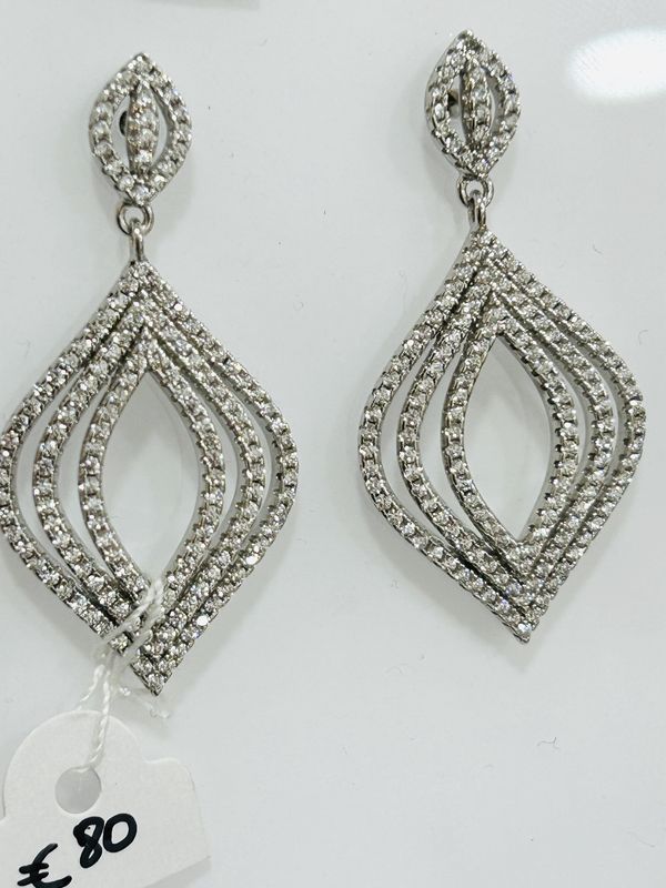 Oorbellen stekers met hangende open bladvorm vol met zirkonen