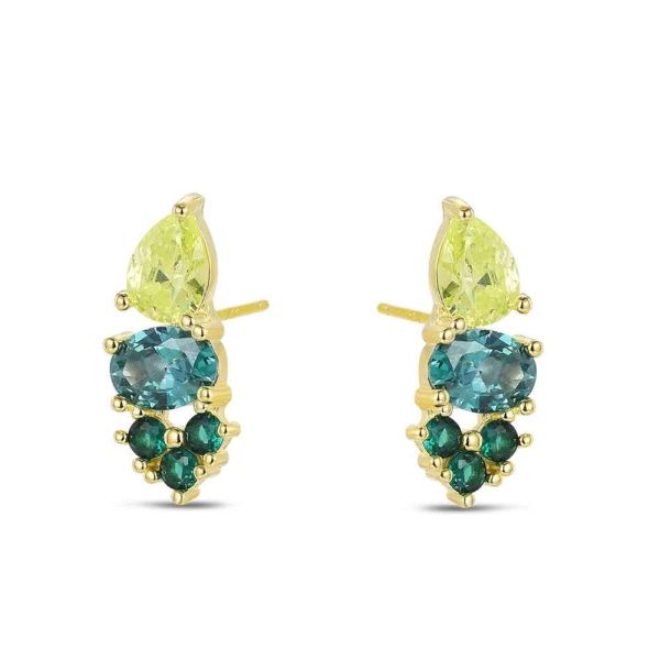 Oorbellen met verschillende groene accenten.