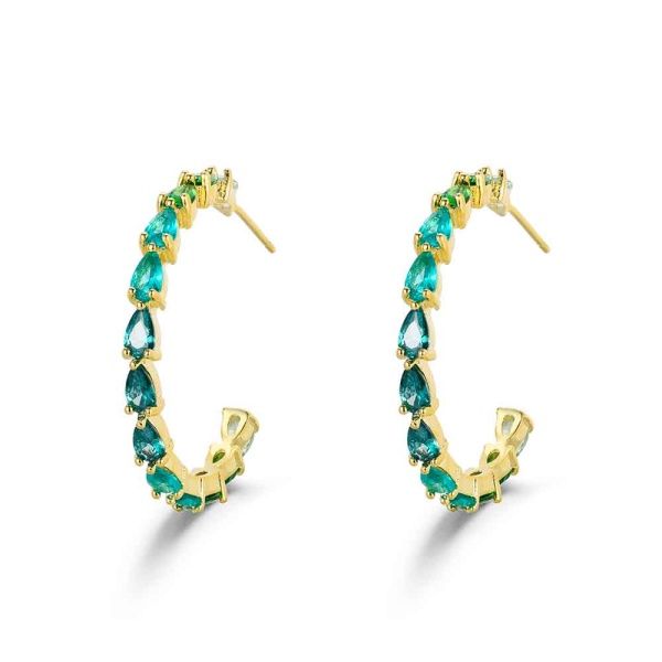 Oorringen 30 mm, met groenkleurige steentjes.