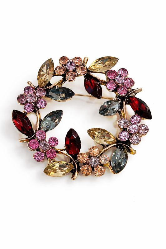 Broche, bloemenkrans met sprankelende multicorol steentjes