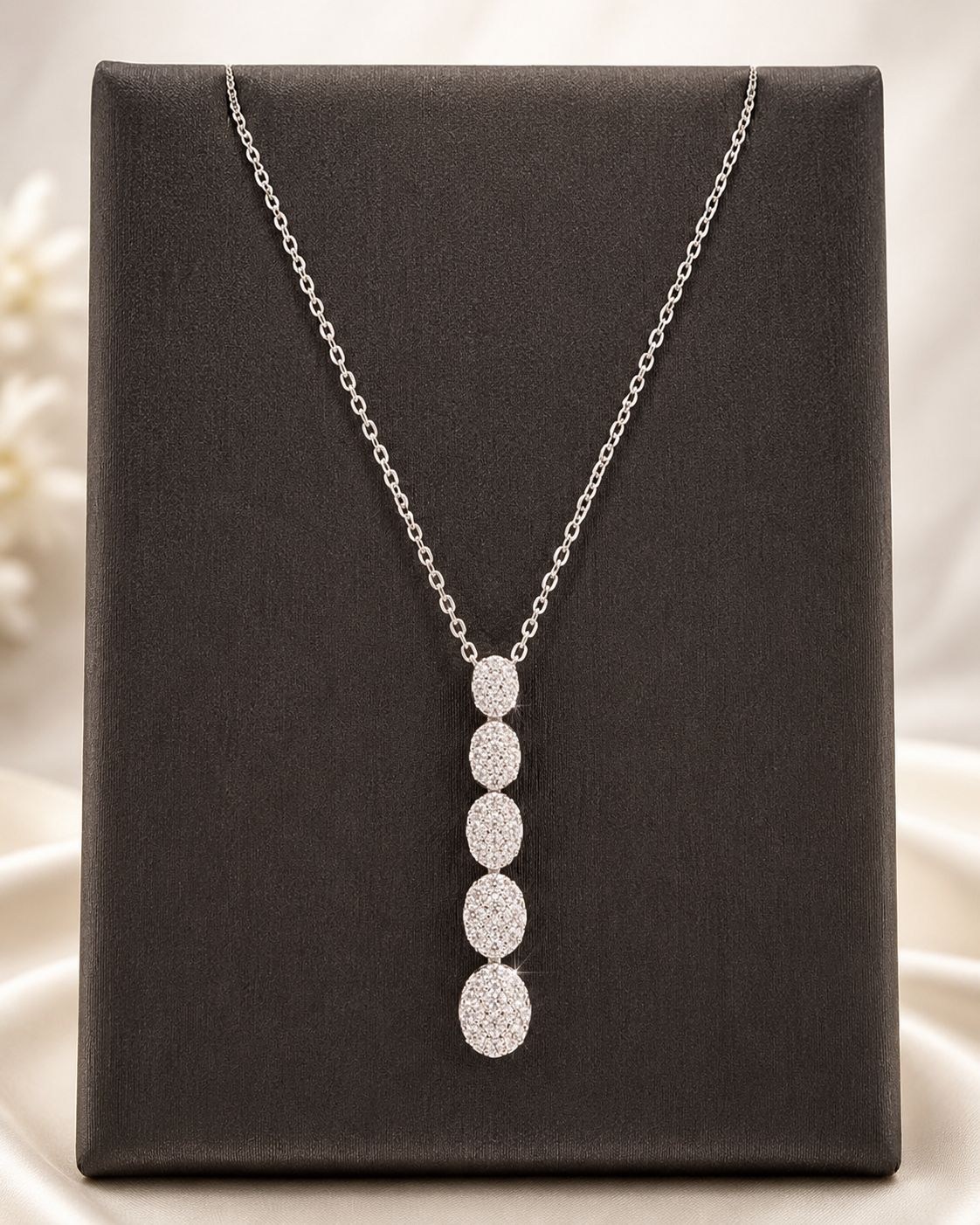 Elegante zilveren halsketting met fonkelende zirkonia hanger.