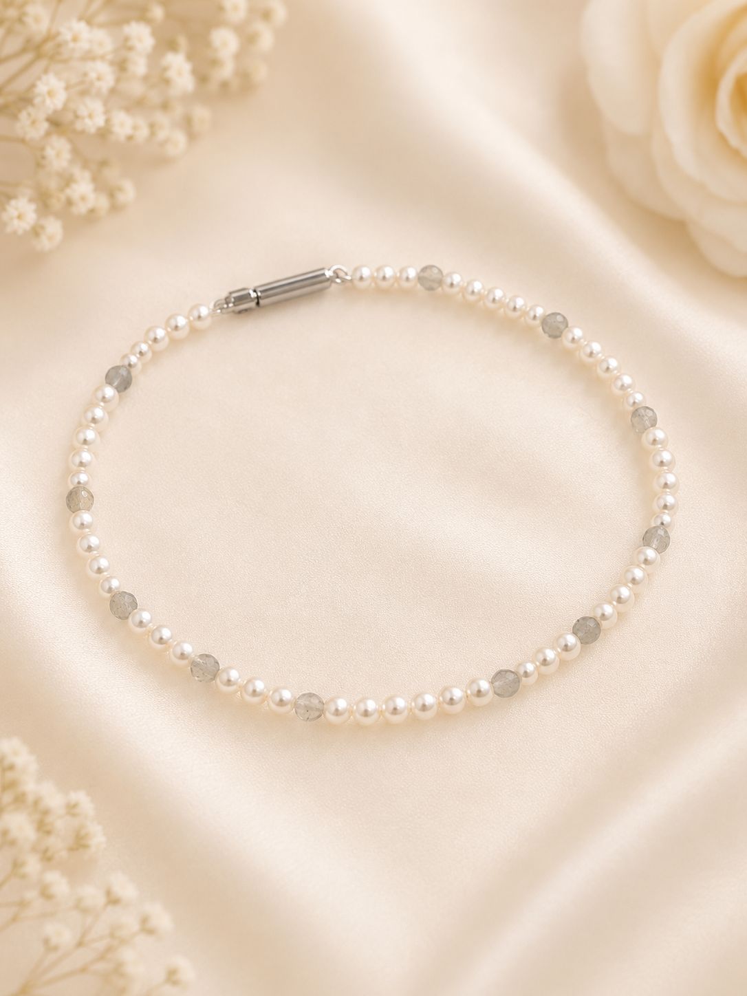 Armband met kwalitatieve zoetwaterparels 3mm, met labradoriet accentjes.