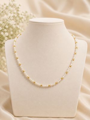 Halsketting met kwalitatieve rijstparels 3x4mm, met goudkleurige accentjes.