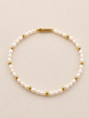 Armband met kwalitatieve rijstparels 3x4mm, met goudkleurige accentjes.