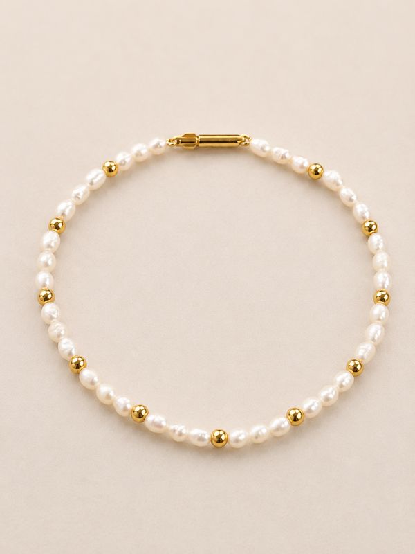 Armband met kwalitatieve rijstparels 3x4mm, met goudkleurige accentjes.