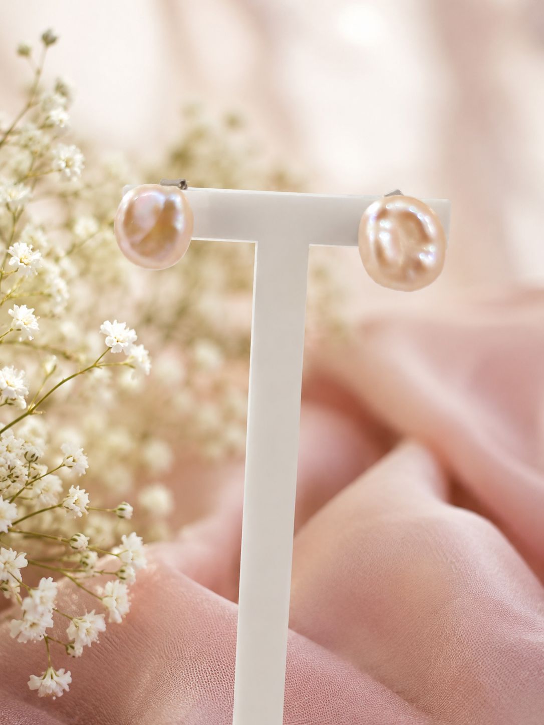 Oorstekers met zacht roze natuurlijke ovale barokparels 9x10mm