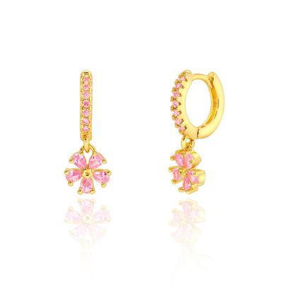 Oorbellen huggies met hangend roze bloemetje