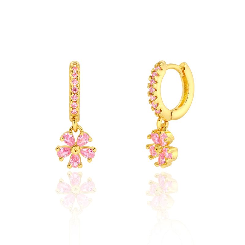 Oorbellen huggies met hangend roze bloemetje