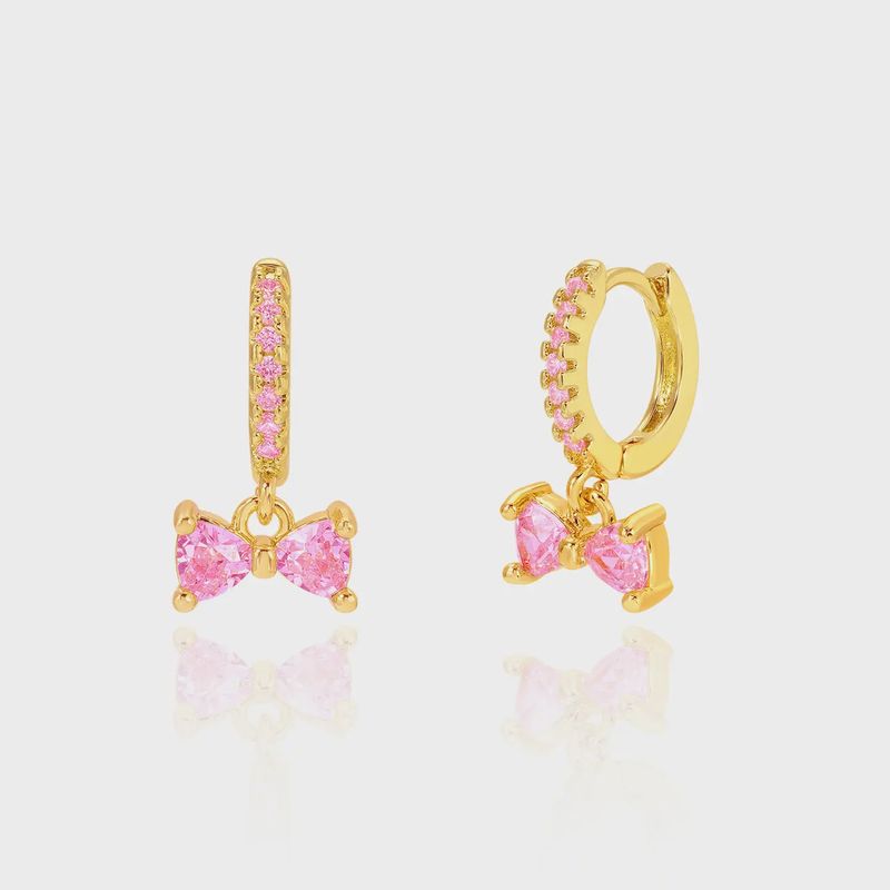 Oorbellen huggies met roze hangend strikje
