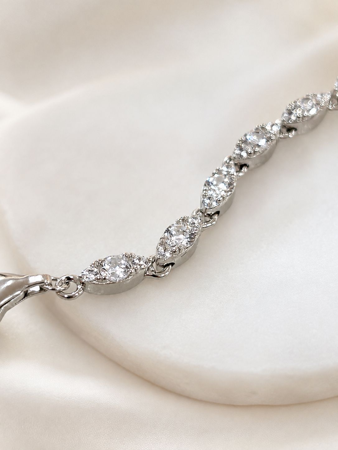 Elegante zilveren armband met fonkelende zirkonia's in verfijnde marquise-vorm
