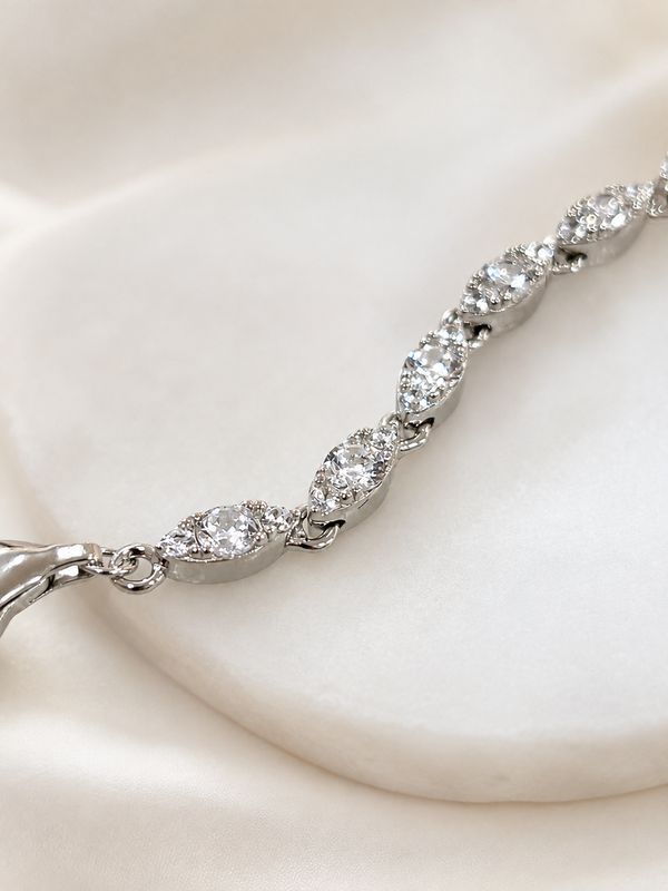 Elegante zilveren armband met fonkelende zirkonia's in verfijnde marquise-vorm