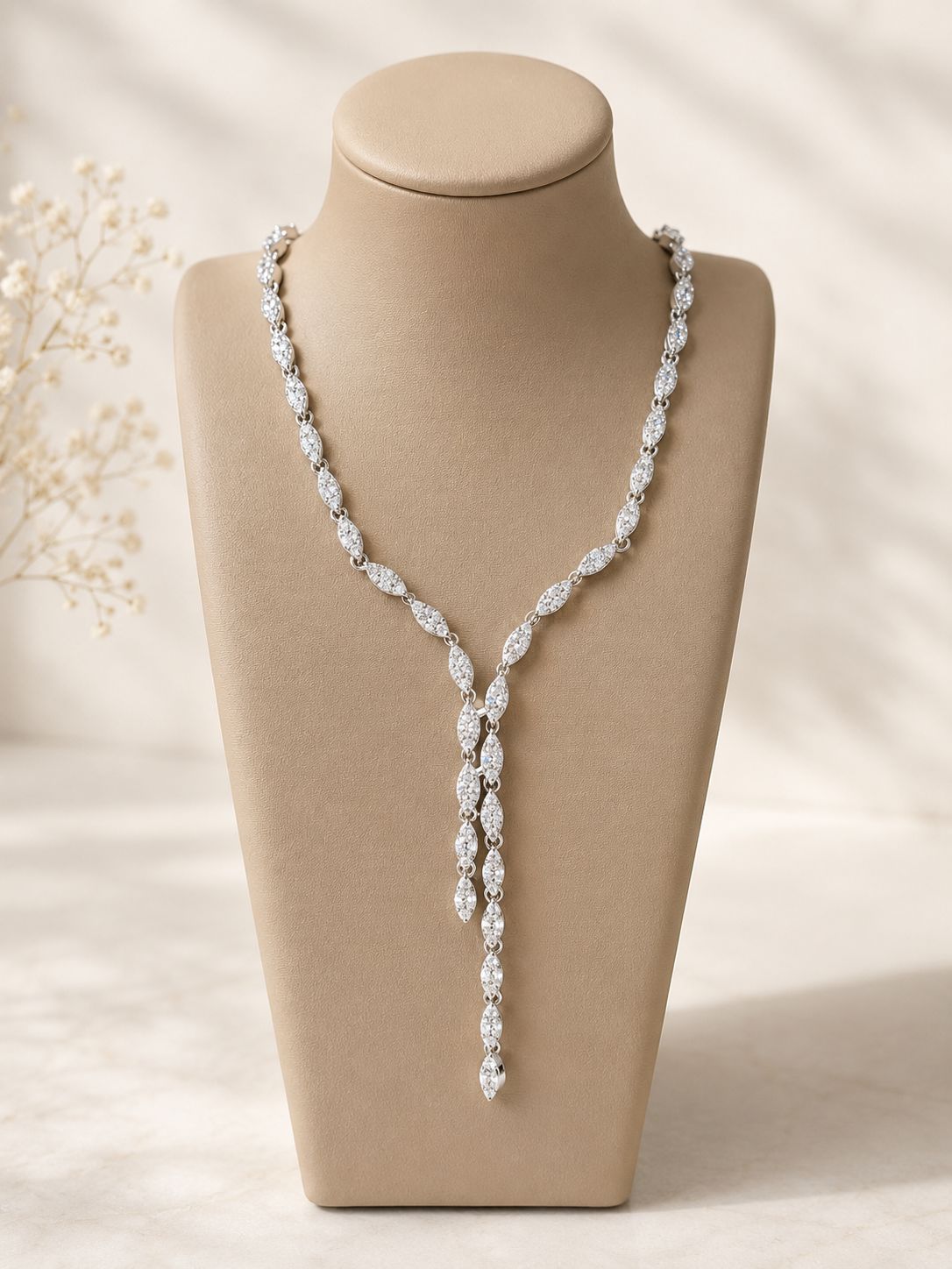 Zilveren Y-ketting met fonkelende fijn gezette stenen en een sierlijke langwerpige afwerking.