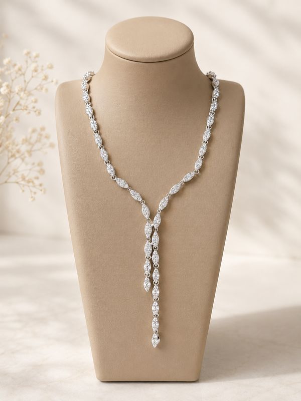 Zilveren Y-ketting met fonkelende fijn gezette stenen en een sierlijke langwerpige afwerking.