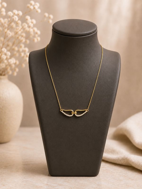 Elegante ketting met verfijnd engelvleugel design, afgewerkt met blinkende zirkonia steentjes.