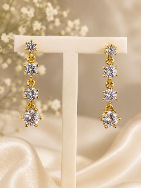 Elegante hangoorbellen met 4 fonkelende zirkonia's in oplopend formaat, verguld.