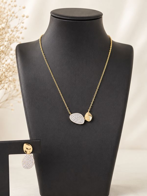 Elegante tijdloze ketting met 2 elementen, waarvan één bezet met sprankelende steentjes.