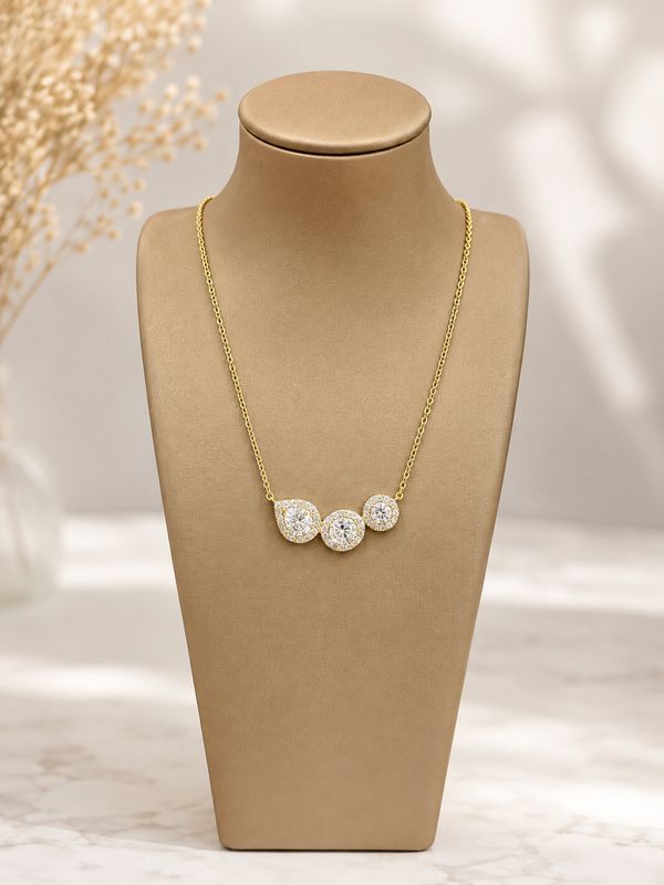Mooie ketting met drie fonkelende zirkonia elementen.