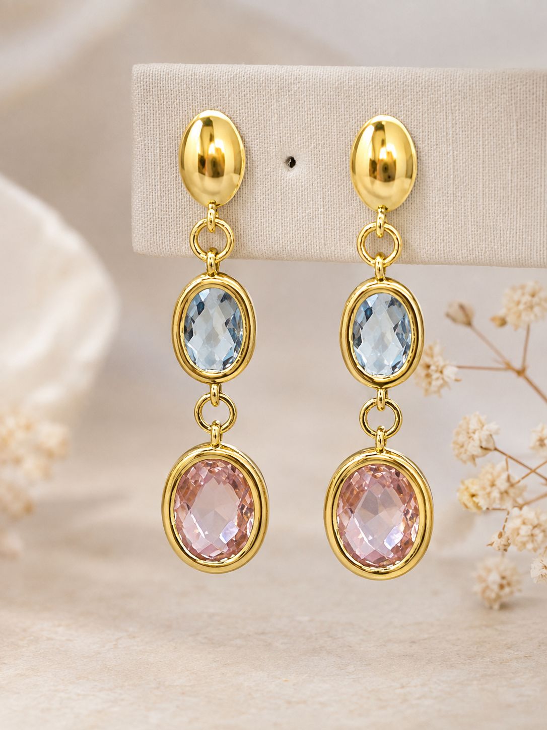 Elegante oorbellen met verfijnde facetgeslepen steentjes , zachtblauw en roze.