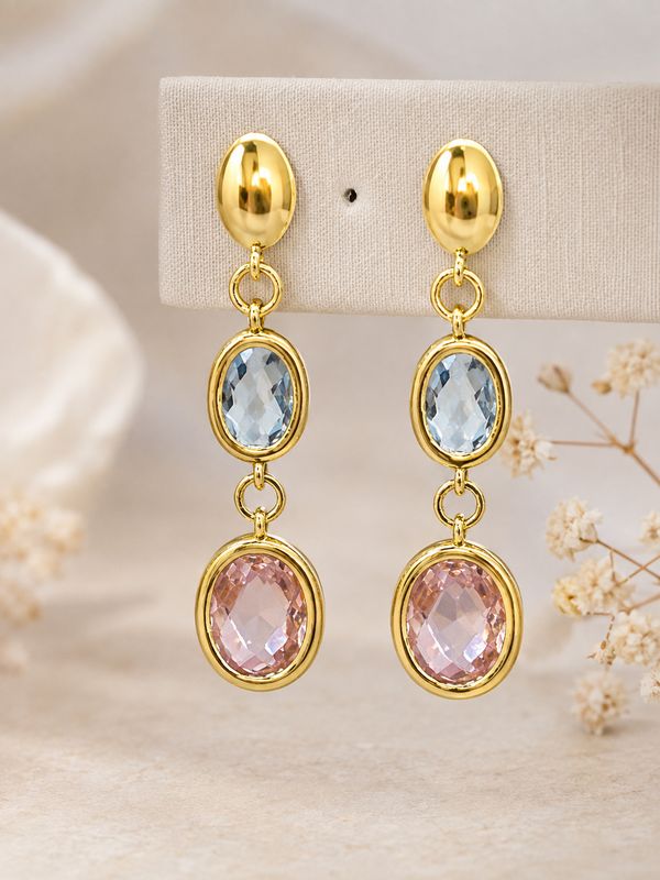 Elegante oorbellen met verfijnde facetgeslepen steentjes , zachtblauw en roze.