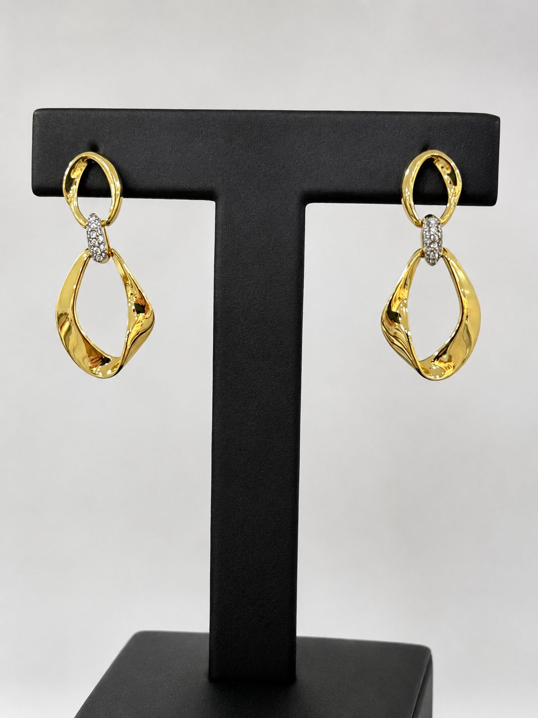 Hangoorbellen met elegante open vormen en een zirkonia detail, verguld.
