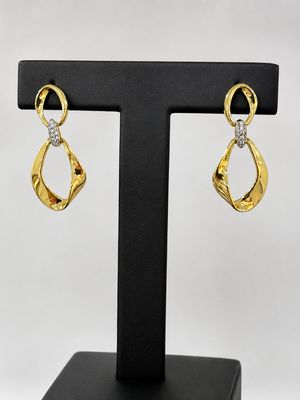 Hangoorbellen met elegante open vormen en een zirkonia detail, verguld.