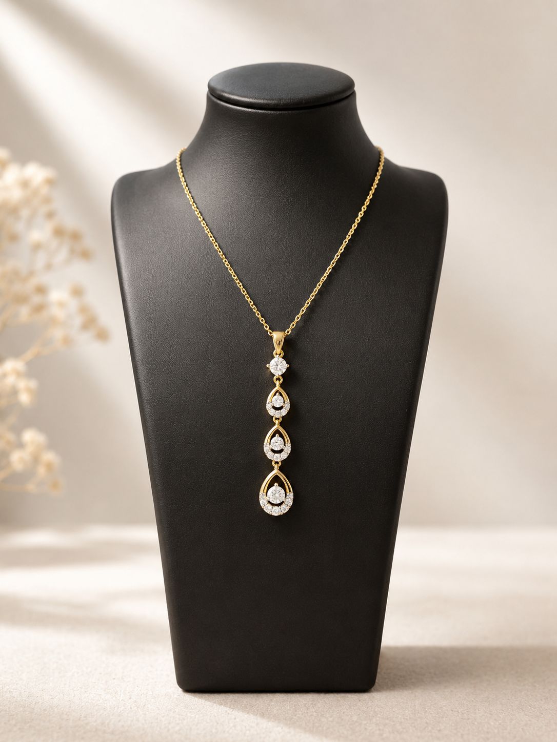 Ketting met lange druppelvormige hanger, afgewerkt met heldere zirkonia.