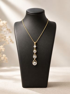 Ketting met lange druppelvormige hanger, afgewerkt met heldere zirkonia.