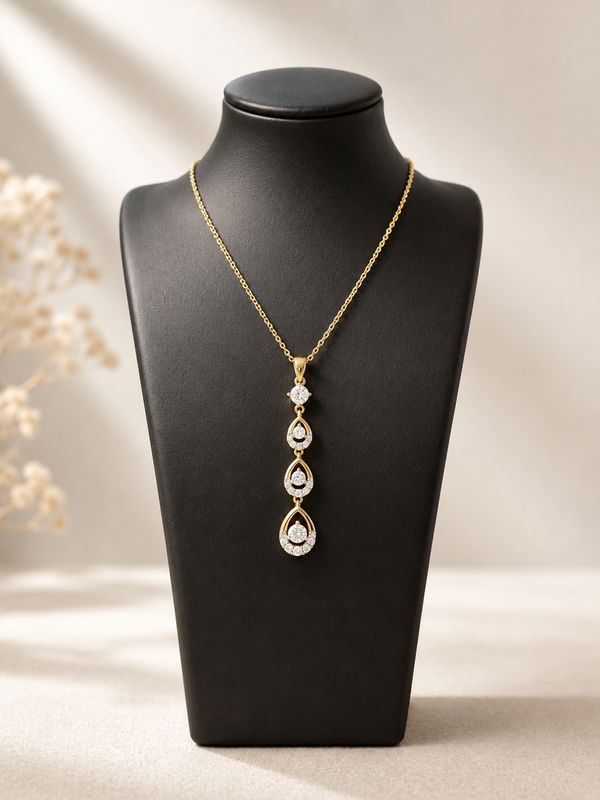 Ketting met lange druppelvormige hanger, afgewerkt met heldere zirkonia.