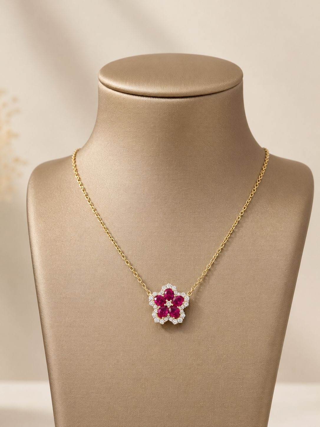 Ketting met bloemvormige hanger, afgewerkt met dieprode en heldere zirkonia.