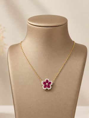 Ketting met bloemvormige hanger, afgewerkt met dieprode en heldere zirkonia.
