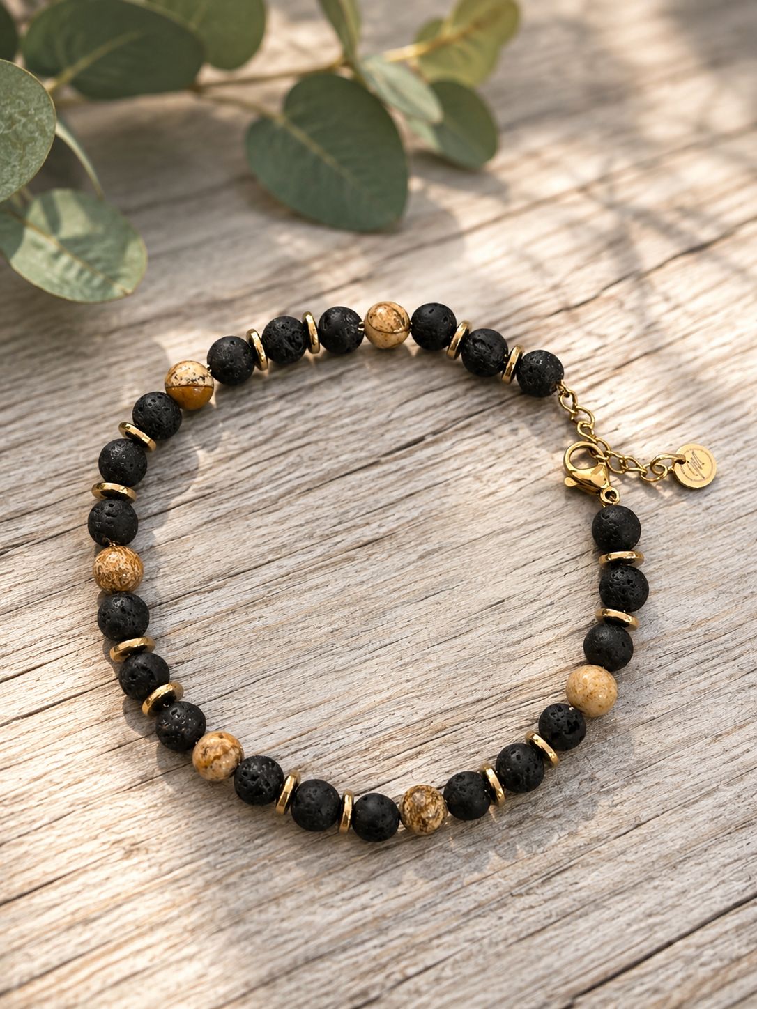 Natuursteenarmband op goudkleurig kettinkje met slot. Lava en Picture Jasper