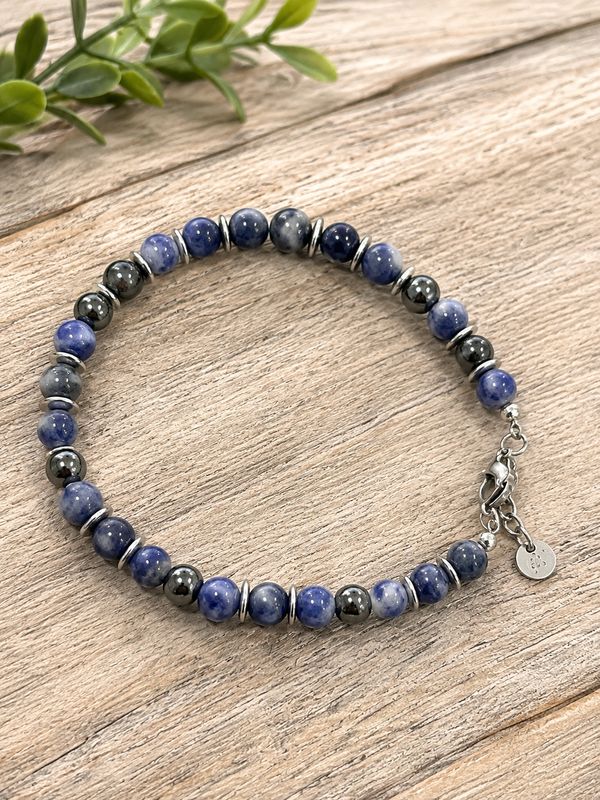 Natuursteenarmband op stevige staaldraad met karabijnsluiting. Blauwe sodaliet en hematiet met hematiet tussenschijfjes.