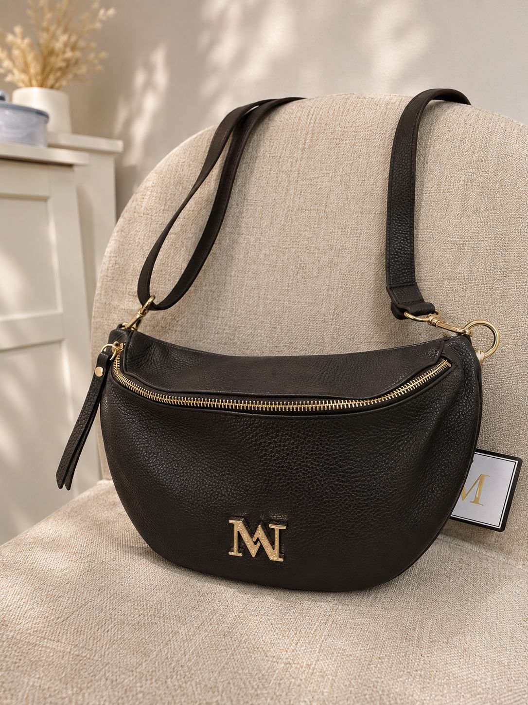 Handtas 'Camille Choco', crossbodytas met 1 ruim compartiment.