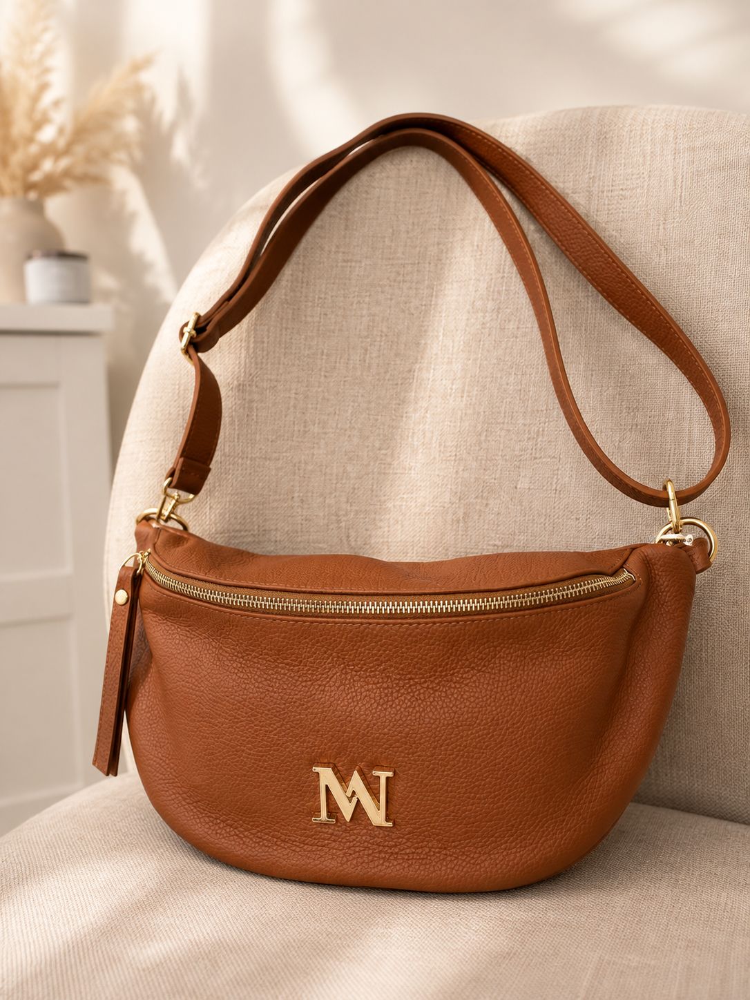 Handtas 'Camille Camel', crossbodytas met 1 ruim compartiment.