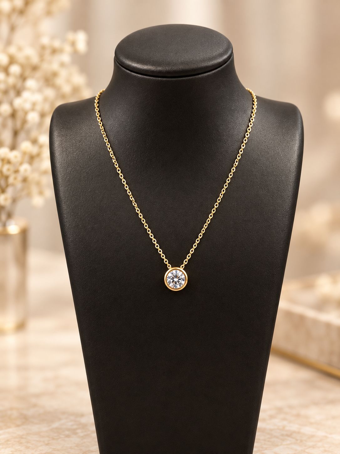 Fijne goudkleurige ketting met ronde fonkelende solitaire hanger.