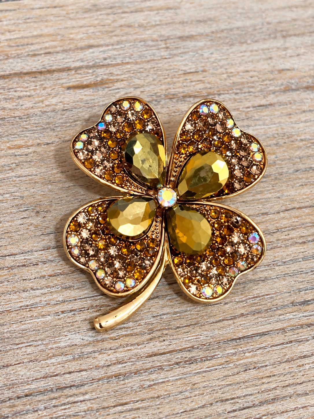 Broche mooi elegant klavertje met zachte amberkleuren tinten